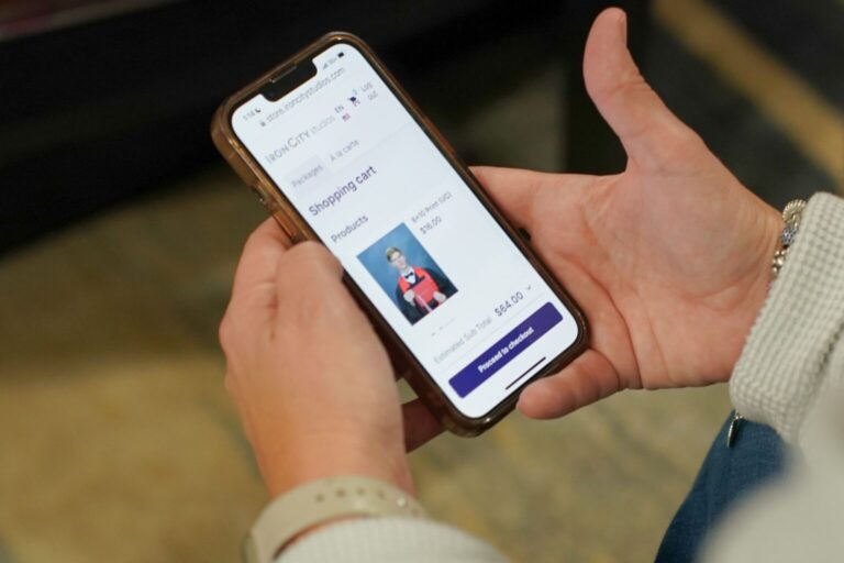 A parent shops for her child's graduation pictures on the GotPhoto online shop